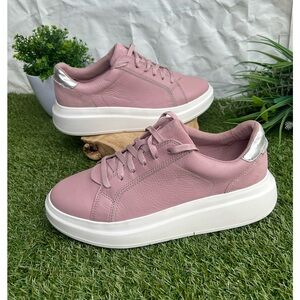 UGG women 
Scape Platform Sneaker
In Rose Grey
$120
Size 9.5 new